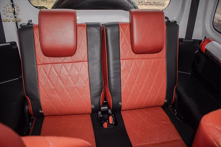 Xe sử dụng 2 cầu cứng và nền tảng khung gầm rời (body-on-frame) đậm chất xe SUV thực thụ. Bên cạnh đó, kiểu dáng thiết kế mới của Jimny trông khá tương đồng với thiết kế của mẫu SUV mang tính biểu tượng – Mercedes-Benz G-Class.