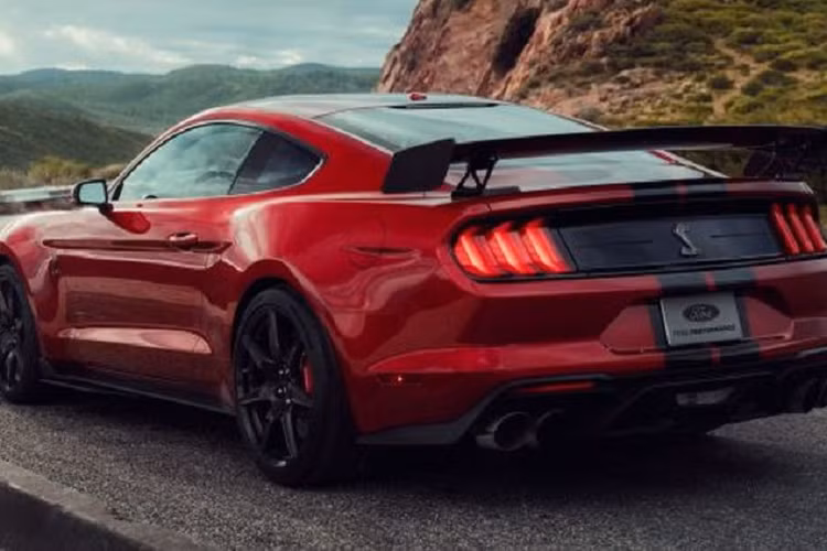 Khách hàng Philippines có thể đặt mua Ford Mustang Shelby GT500 với 11 lựa chọn sơn ngoại thất, bao gồm xanh dương Antimatter Blue, xám Carbonised Grey, vàng Grabber Yellow, trắng Oxford White, đen Shadow Black, xanh dương Velocity Blue, đỏ Race Red, cam Twister Orange, bạc Iconic Silver, đỏ Rapid Red, và xanh dương Performance Blue.
