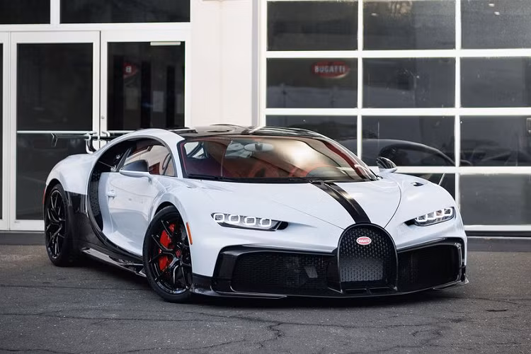 Trên thị trường quốc tế, giá xe Bugatti Chiron Pur Sport bán ra 3,6 triệu USD (tương đương 83 tỷ đồng) và chỉ được sản xuất với số lượng giới hạn 60 chiếc trên toàn cầu. Vào tháng 8/2021, đã có một chiếc Chiron Pur Sport cập bến Đông Nam Á, cụ thể là Singapore với giá quy đổi ước tính lên tới 260 tỷ đồng.