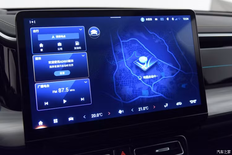 Bên trong GAC Trumpchi GS8 2022 là không gian nội thất rộng rãi nhờ chiều dài cơ sở lớn. Khi mua xe, khách hàng Trung Quốc có thể chọn phiên bản 5 chỗ, 6 chỗ hoặc 7 chỗ.