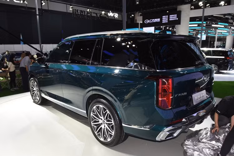 Trong khi đó, bên sườn xe, GAC Trumpchi GS8 2022 đi kèm cửa sổ cỡ lớn, các cột màu đen, mang đến hiệu ứng "nóc lơ lửng" và tay nắm cửa có thể bật ra khỏi thân xe. Ở bản cao cấp, mẫu SUV cỡ lớn này dùng bộ vành có đường kính lớn nhất lên đến 21 inch, nằm trong lốp Michelin PS4 SUV với kích thước 265/45 R21. Trong khi đó, các bản khác dùng la-zăng có đường kính 19 inch và 20 inch.