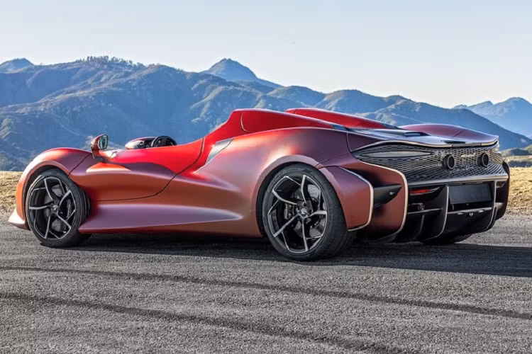 Ngoài thiết kế ấn tượng nhất trong các dòng xe McLaren được sản xuất, siêu phẩm Elva vẫn được trang bị khối động cơ V8, tăng áp kép, dung tích 4.0 lít tương tự như các siêu xe McLaren 720S, McLaren 720S Spider và cả siêu phẩm hypercar McLaren Senna của Hoàng Kim Khánh.