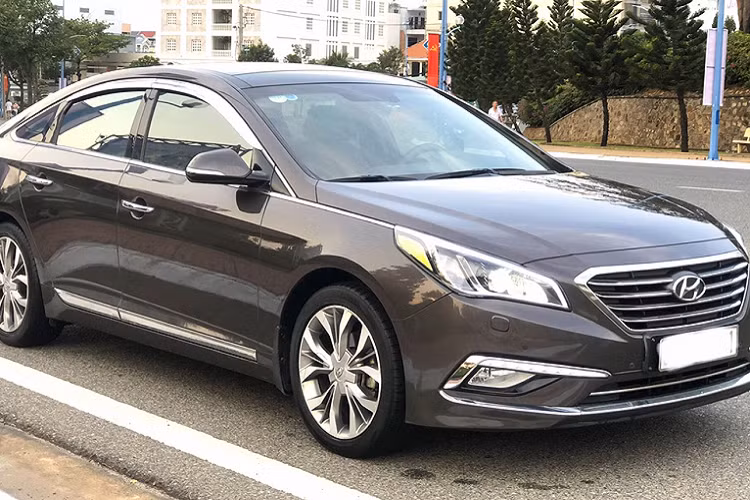 Khoảng 6 năm sử dụng, một chiếc Hyundai Sonata đời 2014, thuộc thế hệ thứ 7 đang được chủ nhân chào bán với giá “thách cưới” 635 triệu đồng, ngang tầm giá của một chiếc Kia Cerato 1.6. So với xe sedan hạng C trong cùng một tầm giá, Sonata có lợi thế hơn về “mác” xe nhập chất lượng được đánh giá cao, nội thất rộng rãi, nhiều tiện nghi.