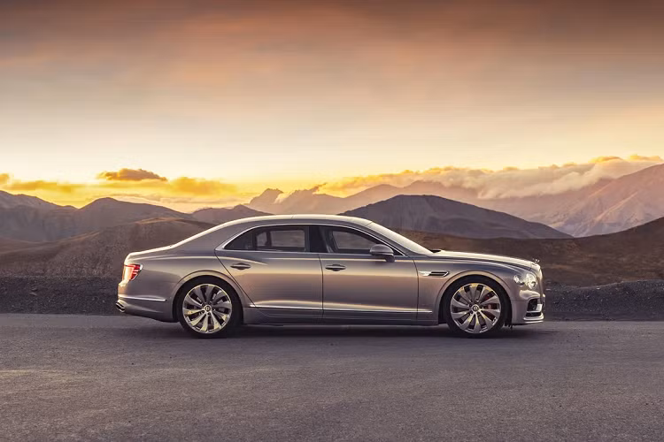 Bentley cũng đã làm việc với ESI Group để tạo ra các bản mô phỏng kỹ thuật số cho nội thất của Flying Spur nhằm cải thiện tiếng ồn và độ rung lắc (NVH). Theo đó, các bài kiểm tra âm thanh ảo được tiến hành để tìm ra nơi tiếng ồn xâm nhập vào xe.