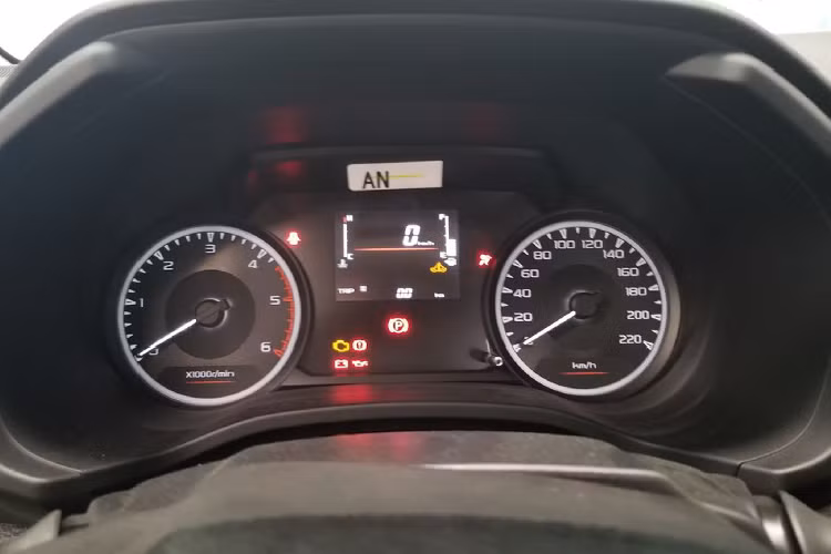 Xe sử dụng động cơ dầu 4cyl thẳng hàng, dung tích 1.9L tăng áp (RZ4E-TC), phun nhiên liệu trực tiếp DOHC Commonrail cho công suất tối đa 150 mã lực tại 3.600 vòng/phút, mô-men xoắn cực đại 350Nm tại dải vòng tua từ 1.800 - 2.600 vòng/phút. Sức mạnh được truyền xuống cầu sau (RWD), thông qua hộp số tay 6 cấp (6MT).