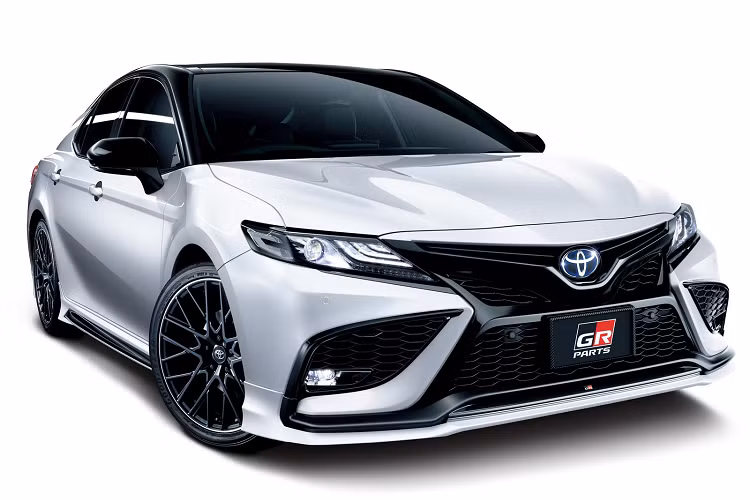 Mui xe, cánh gió sau và bộ khuếch tán được sơn đen bóng. Cản sau nổi bật với cụm 4 ống xả chia đều mỗi bên, thực tế chỉ có 2 đầu ra ống xả, bên còn lại nhằm mục đích trang trí.