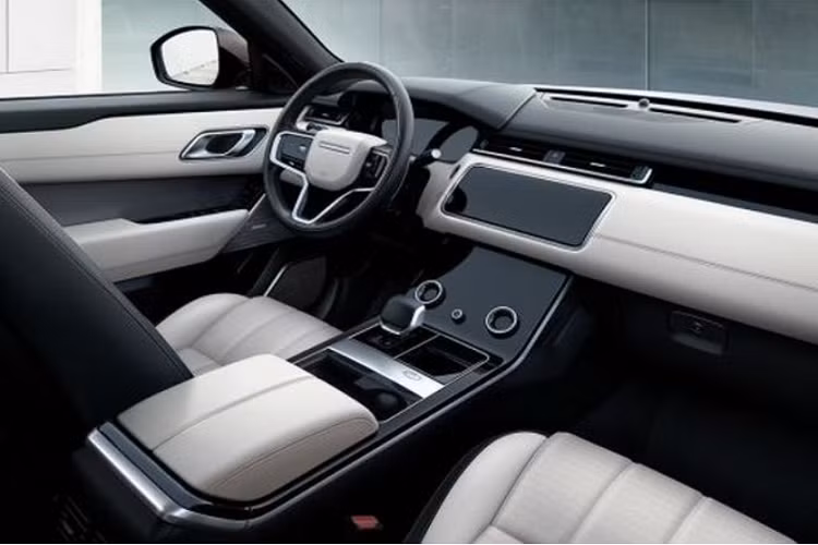 Đối với nội thất, thông qua Auric Edition, Range Rover lần đầu tiên giới thiệu hệ thống lọc không khí cao cấp có tên Cabin Air Purification Plus, hứa hẹn sẽ mang đến chất lượng không khí tốt nhất cho người ngồi trong xe.