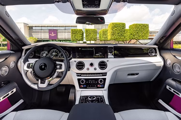 Bước vào trong cabin, Rolls-Royce cũng tô điểm bên trong khoang xe một số các chi tiết da màu Shieda – màu da bọc nội thất mới của Rolls-Royce. Màu hồng magenta tươi sáng và táo bạo này làm nổi bật những đường viền dài, liền mạch bên trong khoang cabin, vốn là nét đặc trưng của dòng Ghost.