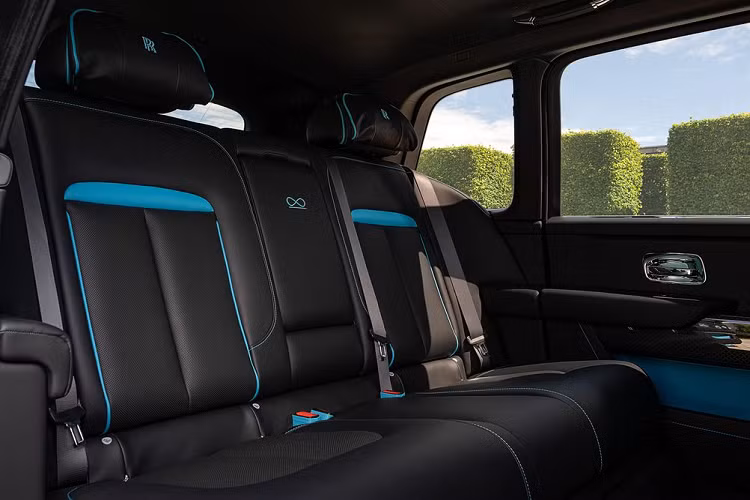 Sức mạnh của Rolls-Royce Cullinan Black Badge tới từ động cơ V12 dung tích 6.75L, công suất 571 mã lực và mô-men xoắn 850 Nm. Hiện giá của những màu “áo” đặc biệt này vẫn chưa được Rolls-Royce công bố.