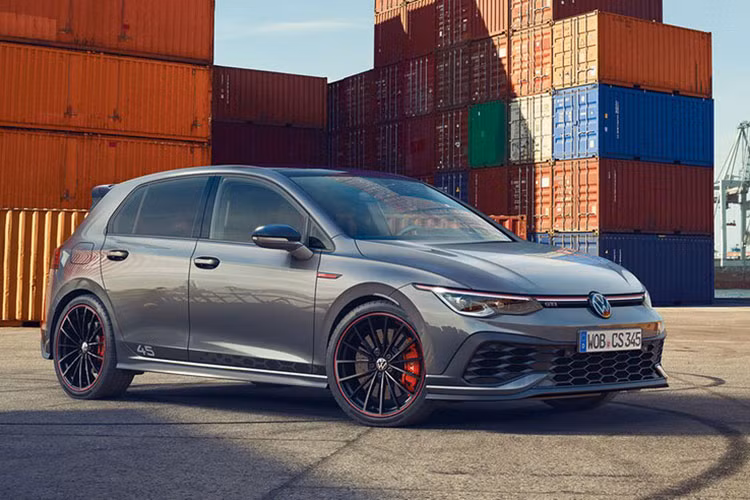 Tham gia triển lãm Ô tô Chicago 2021 diễn ra tại Mỹ trong thời gian vừa qua, hãng Volkswagen đã chính thức vén màn mẫu xe hatchback thể thao Golf GTI mới. Volkswagen Golf GTI 2022 mới hứa hẹn sẽ là đối thủ đáng gờm của Mazda3 2.5 Turbo, Hyundai Veloster N và Ford Focus ST tại thị trường Mỹ.