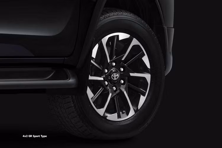 Tuy nhiên, khác với Fortuner TRD Sportivo, Toyota Fortuner GR Sport 2022 không có những chi tiết màu đỏ ở lưới tản nhiệt và nắp trục bánh. Ngoài ra, tem chữ "TRD Sportivo" cũng bị thay thế bằng "GR Sport" mới.