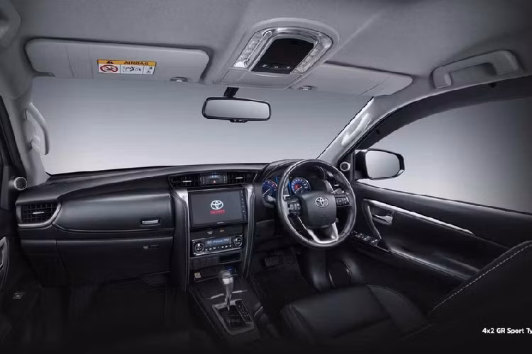 Nằm bên dưới nắp ca-pô của Toyota Fortuner GR Sport 2022 tại thị trường Indonesia là 2 tùy chọn động cơ. Đầu tiên là động cơ xăng 4 xi-lanh, dung tích 2.7L với công suất tối đa 161 mã lực và mô-men xoắn cực đại 242 Nm.