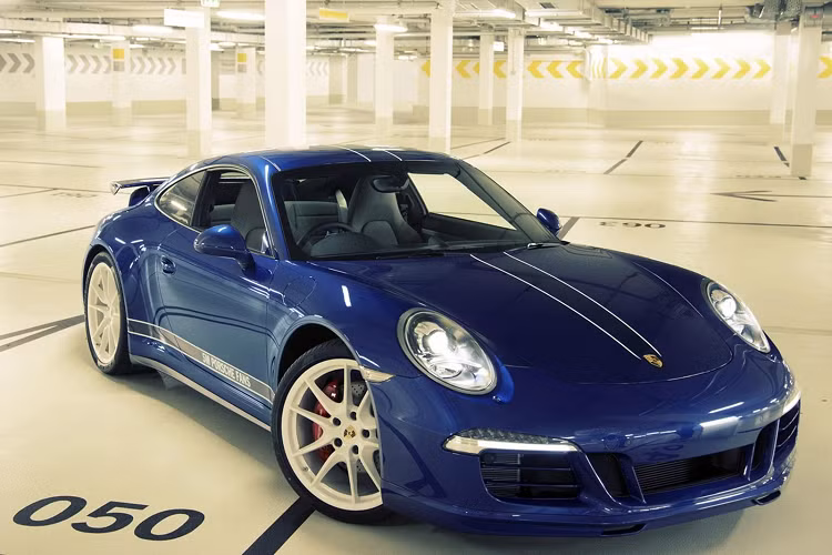 4. Porsche 911 Facebook Edition: Phiên bản này được Porsche giới thiệu khi trang Facebook của nhà sản xuất đạt được 5 triệu lượt thích, đây cũng là một phần trong sự kiện kỷ niệm 50 năm thành lập thương hiệu xe Đức. Porsche 911 Facebook Edition thực chất là mẫu 911 Carrera 4S được phủ lên lớp sơn xanh Aquablaumetallic Blue, đi kèm là gói Aerokit Cup và bộ mâm Carrera S 20 inch màu trắng nổi bật.