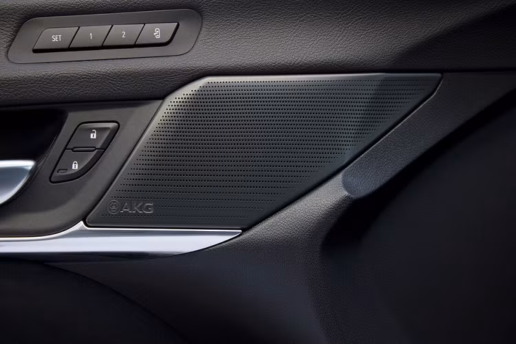 Bên trong, khoang lái vẫn giữ lại được sự sang trọng và tiện nghi vốn có của dòng sedan V-Series. Cả hai sẽ được bán ra với ba cấu hình nội thất riêng biệt. CT4-V Blackwing được trang bị tiêu chuẩn màn hình cảm ứng kích thước 8 inch trong khi CT5-V Blackwing có được màn hình 10 inch.