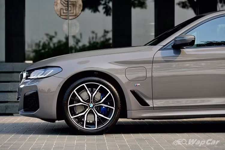 Về trang bị ngoại thất, BMW 520d M Sport và 530e Elite có các mâm xe cùng kích thước 18 inch nhưng thiết kế khác nhau và lốp của 520d M Sport (245/45 R18 phía trước, 275/40 R18 phía sau) rộng hơn lốp mà 530e Elite dùng (245/40 R18).