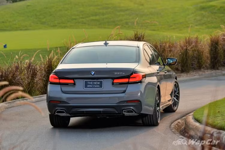 Riêng BMW 530e M Sport cao cấp nhất ở Thái Lan sẽ có thêm tính năng Kiểm soát hành trình chủ động với chức năng Stop &amp; Go và Hỗ trợ đỗ xe tiên tiến được bổ sung thêm camera quan sát xung quanh.