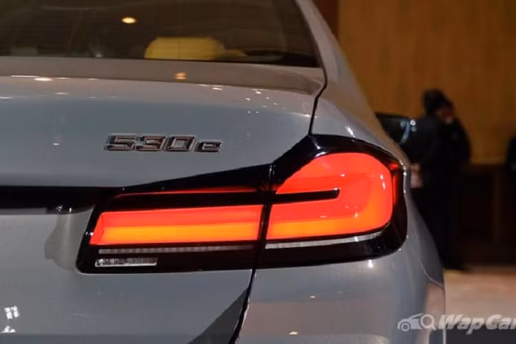 Về an toàn, phiên bản 530e Elite không có bất kỳ hệ thống ADAS nào, trong khi hai biến thể M Sport đều nhận được gói Driving Assistant bao gồm Cảnh báo va chạm phía trước với sự can thiệp của phanh tự động và cảnh báo chệch làn.