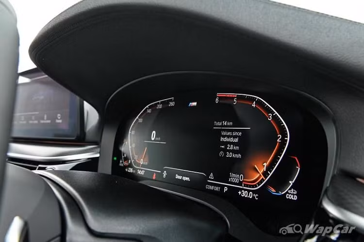 Di chuyển vào bên trong, các biến thể M Sport có bảng đồng hồ Sensatec, da tổng hợp của BMW, hệ thống âm thanh vòm Harman Kardon, sạc không dây, điều khiển bằng cử chỉ và BMW Live Cockpit Professional với màn hình 12,3 inch chạy trên Hệ điều hành BMW 7.
