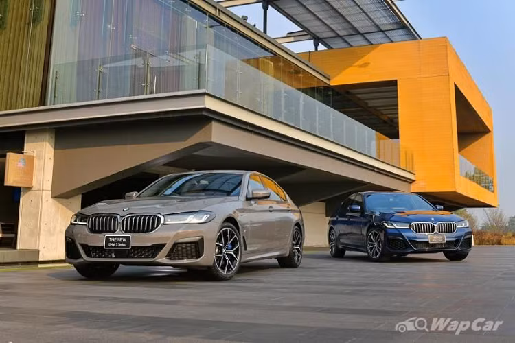 Về truyền động, BMW 520d M Sport 2021 mới được trang bị động cơ dầu diesel tăng áp 2.0L 4 xi-lanh sản sinh công suất 187 mã lực và mô-men xoắn cực đại 400Nm, giúp xe tăng tốc từ 0 - 100 km/h trong 7,5 giây.