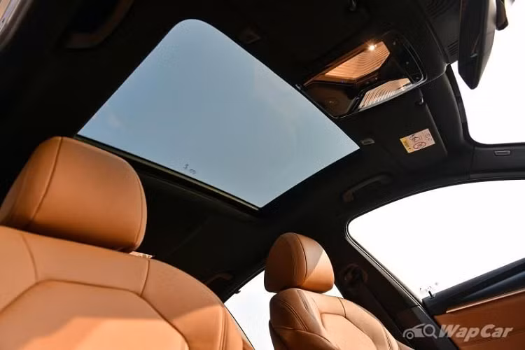 Trong khi đó, BMW 530e M Sport "cưỡi" trên bộ la-zăng 19 inch thiết kế so le độc đáo, đi kèm lốp cao su 245/40 R19 ở phía trước và 275/35 R19 ở phía sau. Cũng chỉ có phiên bản 530e M Sport mới được trang bị Hệ thống lái chủ động tích hợp (hệ thống lái bánh sau), Hệ thống treo thích ứng, phanh M Sport và cửa sổ trời.