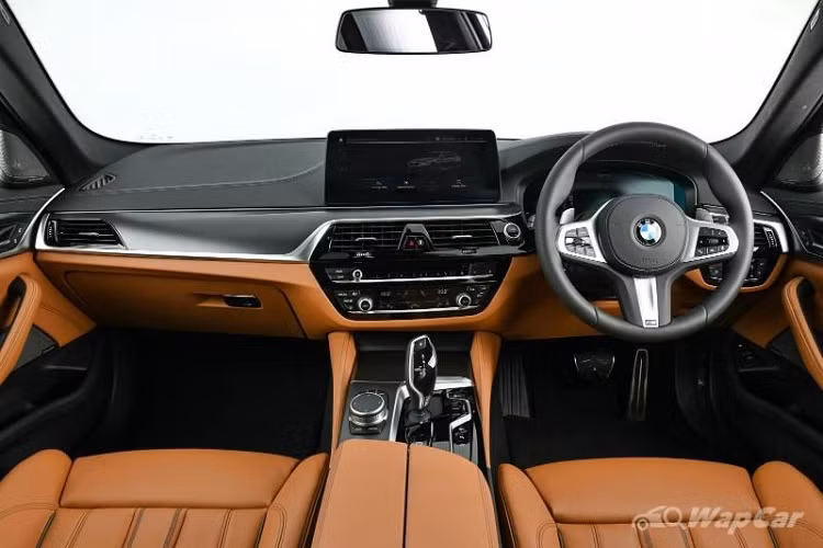 Các tính năng tiêu chuẩn dành cho cả ba phiên bản của BMW 5 Series 2021 tại Thái Lan gồm đèn pha LED thích ứng với hỗ trợ chùm sáng cao, chức năng cửa hít, mở cửa thông minh qua điện thoại thông minh iPhone và hệ thống đèn nội thất.