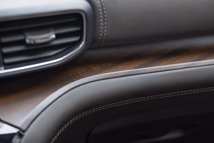 Các bộ phận như vô-lăng, bảng táp lô được ốp gỗ Sapele trong khi một số chi tiết khác được bọc da thật.