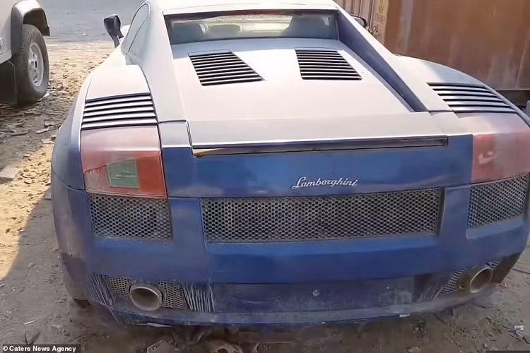 Chiếc Lamborghini Gallardo màu xanh dương nằm phủ bụi tại một bãi rác siêu xe ven đường ở Dubai. Theo Gulf News, mỗi năm có khoảng 2.000-3.000 chiếc ôtô bị bỏ rơi ở UAE với lý do đơn giản là chủ nhân quên sự tồn tại của chúng. Ảnh: Caters News Agency.