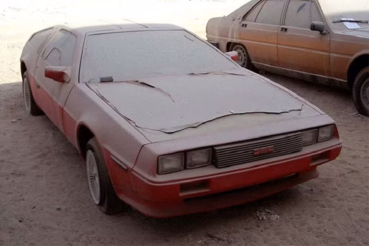 Không nổi bật như Ferrari hay Lamborghini, chiếc DMC DeLorean màu đỏ bị bỏ quên tại Dubai vẫn xứng đáng có trong danh sách này. Trong giai đoạn sản xuất (1981-1983), DMC DeLorean không được quan tâm quá nhiều. Phải đến khi xuất hiện trong phim điện ảnh Back To The Future (1985), mẫu xe này trở nên nổi tiếng. Hiện tại, số lượng DeLorean còn khả năng vận hành trên thế giới là không nhiều nhưng nó lại bị bỏ xó tại Dubai. Ảnh: Auto Evolution.