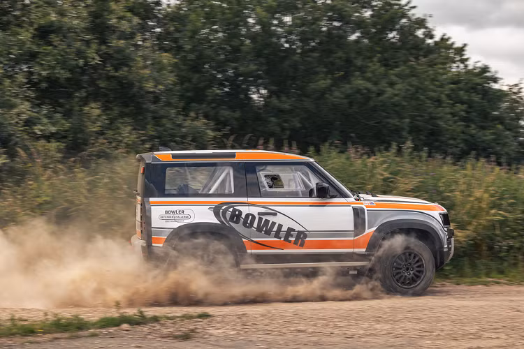 “Quá trình phát triển của chiếc xe Land Rover Bowler Defender Challenge mới cho thấy được những lợi ích chung của cả Bowler và bộ phận SVO (Special Vehicle Operation) của Jaguar Land Rover”, giám đốc điều hành bộ phận SVO, ông Micheal van der Sande cho biết.