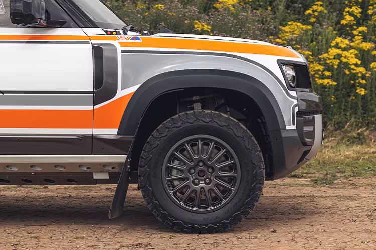 “Chiếc Defender Challenge trước đó do Bowler Motorsport bán ra đã thành công ngoài sức tưởng tượng. Vì vậy, chúng tôi rất vui mừng được ra mắt thế hệ mới của Bowler Defender Challenger, khởi chạy loạt sự kiện và cung cấp cơ hội tuyệt vời để trải nghiệm Bowler tại nơi mà nó thích hợp nhất.