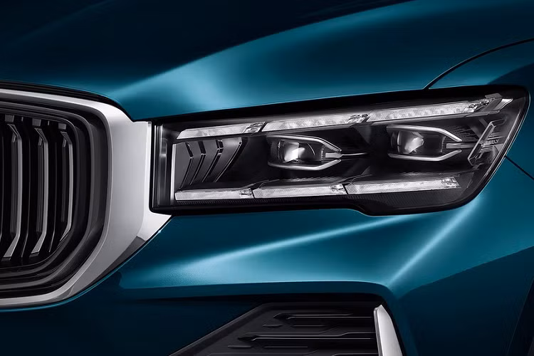 Không chỉ dùng động cơ do Volvo sản xuất, Geely Xingyue L 2021 còn được phát triển dựa trên cơ sở gầm bệ Compact Modular Architecture (CMA) giống Volvo XC40. Tuy nhiên, so với Volvo XC40, Geely Xingyue L 2021 có kích thước lớn hơn, bao gồm chiều dài 4.770 mm, chiều rộng 1.895 mm, chiều cao 1.689 mm và chiều dài cơ sở 2.845 mm.