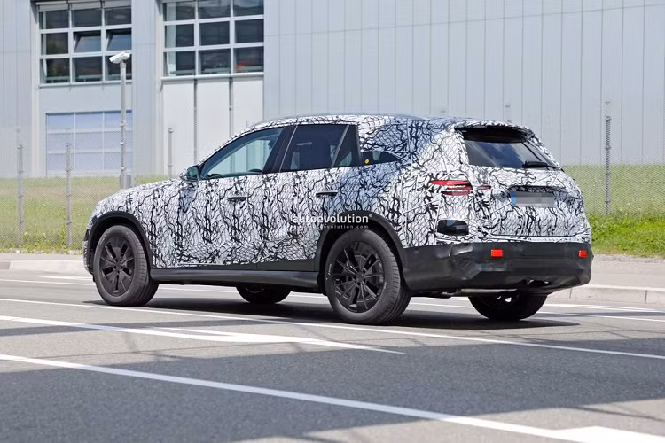 Với việc chuyển sang sử dụng nền tảng khung gầm MRA 2, Mercedes-Benz GLC thế hệ mới nhiều khả năng sẽ không có các tuỳ chọn động cơ 6 xy-lanh hay 8 xy-lanh mà chỉ có loại 4 xy-lanh. Tất nhiên, phiên bản chạy điện hybrid vẫn sẽ xuất hiện cùng biến thể đỉnh cao nhất là AMG GLC 63.