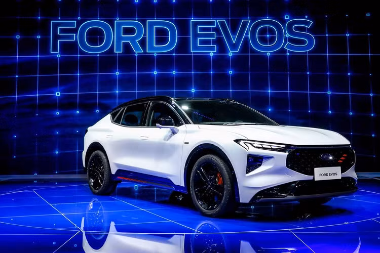 Ford vừa trình làng mẫu crossover Evos tại Triển lãm Ôtô Thượng Hải 2021. Đây là mẫu xe nằm trong kế hoạch China 2.0 mà hãng xe Mỹ muốn thực hiện tại thị trường Trung Quốc. Ford Evos hoàn toàn mới là mẫu xe đầu tiên được áp dụng triết lý thiết kế "Năng lượng tiến bộ trong sức mạnh" và phù hợp với thẩm mỹ Trung Hoa.