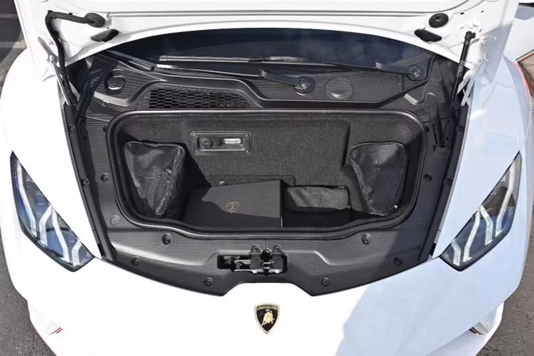 Tất nhiên, điểm thay đổi đáng chú ý nhất của siêu xe Lamborghini Huracan EVO bản dẫn động cầu sau so với những chiếc dẫn động 4 bánh còn đến từ khối động cơ V10, hút khí tự nhiên, dung tích 5.2 lít được thay đổi công suất.