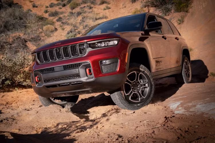 Phiên bản Grand Cherokee Summit 2022 có giá từ 57.365 USD (khoảng 1,30 tỷ đồng). Xe sẽ có đèn sương mù LED độc đáo, các điểm nhấn bằng platinum và mâm xe nhôm phay bóng 20 inch. Nội thất gồm ghế bọc da Nappa chần bông, trang trí bằng gỗ Sồi và thảm trải sàn Berber. Ghế trước chỉnh điện 16 hướng có sưởi, thông gió và massage.