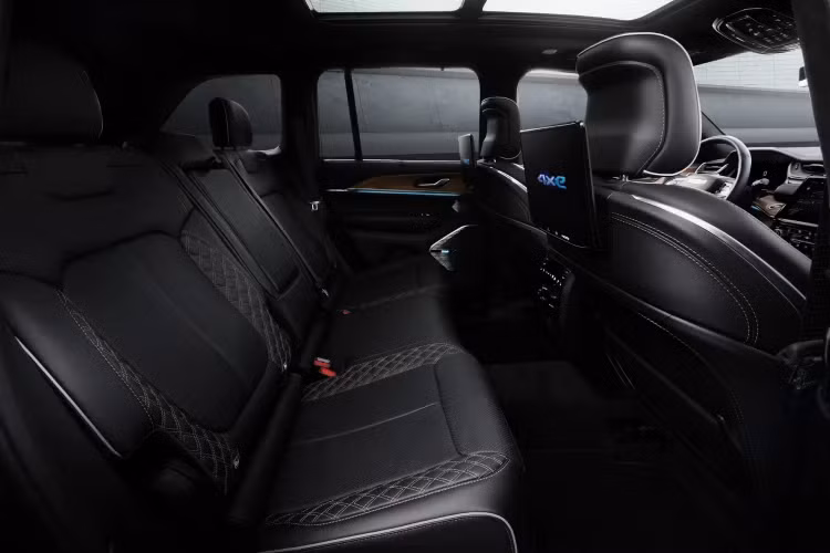 Ngoại thất bản Trailhawk được trang bị cản va độc đáo giúp tăng góc tiếp cận và góc thoát, mâm xe 18 inch bọc trong lốp Goodyear Wrangler Territory. Nóc xe sơn đen, nắp capo dán phim chống chói cũng như ốp gầm, neo tời và gói kéo Trailer-Tow cấp độ Class IV cho phép kéo tải lên đến 3.600kg..