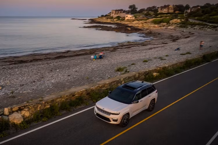 Cuối cùng, phiên bản Grand Cherokee Summit Reverse 2022 cao cấp nhất giá từ 63.365 USD (khoảng 1,43 tỷ đồng). Một mẫu xe hạng sang với ghế bọc da Palermo chần bông với hệ thống sưởi và thông gió cho hàng ghế đầu tiên và thứ hai cũng như chức năng mát-xa cho hàng ghế trước. Nội thất trang trí bằng gỗ óc chó phủ sáp, trần xe da lộn và hệ thống âm thanh cao cấp McIntosh 19 loa. Tất nhiên là bộ mâm 21 inch.