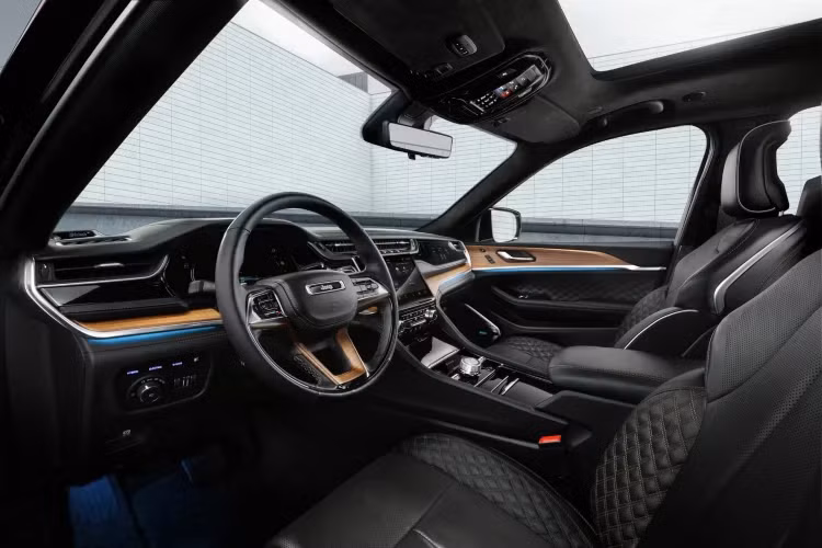 Trong khi đó, phiên bản Jeep Grand Cherokee Trailhawk 2022 hướng tới việc đi địa hình được trang bị tiêu chuẩn hệ dẫn động 4x4 với giá từ 51.275 USD (1,16 tỷ đồng). Chi 54.570 USD, khách hàng sẽ nhận được động cơ V8 5.7 lít, sản sinh công suất 357 mã lực và momen xoắn 529 Nm.