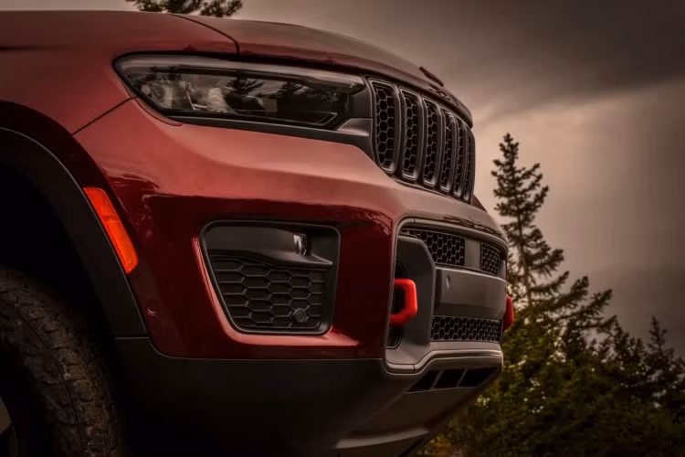 Phiên bản Grand Cherokee Altitude cao cấp hơn có giá từ 41.945 USD (khoảng 950 triệu đồng). Ngoại thất được tinh chỉnh từ phiên bản Laredo với các điểm nhấn đen bóng, lưới tản nhiệt khác biệt, mâm xe 20 inch lớn hơn. Nội thất bổ sung ghế trước có sưởi, vô lăng sưởi. Các tiện ích khác được thêm vào gồm: sạc không dây, đề nổ từ xa, ổ cắm điện 115 volt và cốp điện có thể điều chỉnh độ cao.