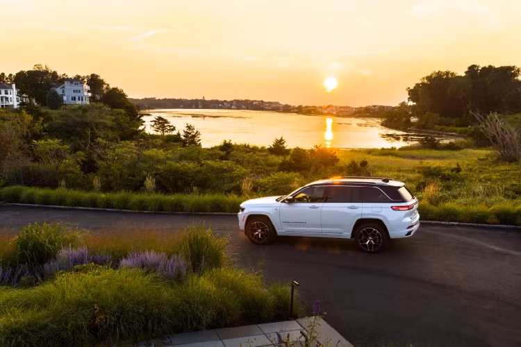 Ngay từ phiên bản tiêu chuẩn, Grand Cherokee 2022 đã trang bị bộ hệ thống hỗ trợ người lái gồm: Điều khiển hành trình tích ứng tích hợp Stop&amp;Go, Giám sát điểm mù, Phát hiện giao thông cắt ngang phía sau, Cảnh báo va chạm ở mọi dải tốc độ và Phanh chủ động, Phát hiện người đi bộ/xe đạp,...