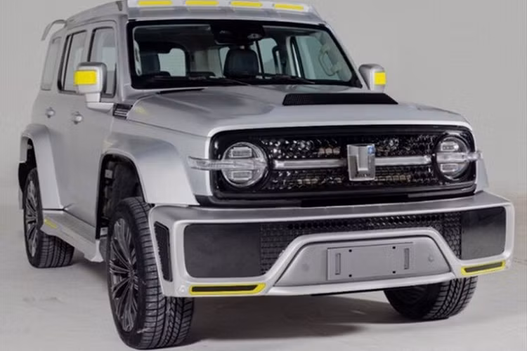 So với phiên bản concept ra mắt vào hồi tháng 4, bản sản xuất của SUV offroad Cybertank 300 mới có ngoại hình gần như giống hoàn toàn, dù vậy xe vẫn có một số điểm khác nhằm tăng tính thực dụng như cản sốc dưới, ốp chắn bùn và màu của huy hiệu T ở đầu xe.