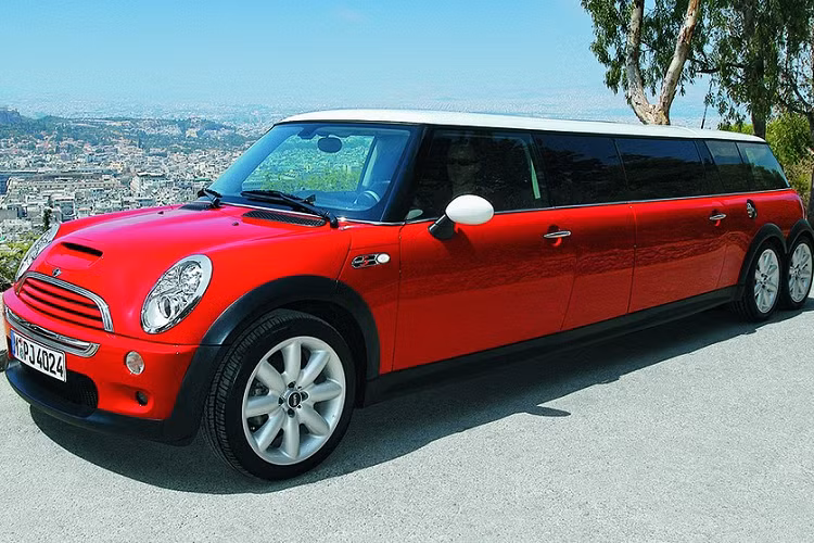 Mini là một mẫu xe mang tính biểu tượng với thiết kế đặc trưng, nhỏ gọn mà mang tới trải nghiệm lái thú vị. Mặc dù những chiếc Mini hiện đại đã rất cố gắng gìn giữ các đặc điểm đó, chúng vẫn bị coi là quá to và lái tệ hại bởi các fan hâm mộ. Chiếc Mini XXL dài 6 mét đặc biệt dưới đây là bằng chứng không thể chuẩn hơn cho điều đó. Nó là một mẫu concept được hé lộ tại Olympic Athens vì một lý do không cụ thể kỳ lạ nào đó trước khi tham dự các triển lãm ở châu Âu và châu Á.