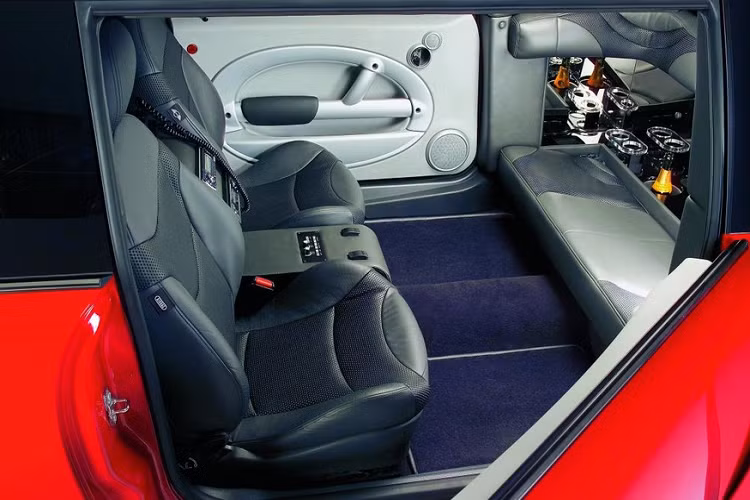 Bên cạnh chỗ ngồi có cách bố trí lạ và quầy bar cung cấp đồ uống, nội thất của Mini XXL đặc biệt này còn trang bị nhiều món “đồ chơi đẳng cấp 2004” khác ví như tv màn hình phẳng có thể thu vào, một đầu DVD, một đầu CD với âm thanh tích hợp trong, điều hòa, da bọc màu đen và điện thoại để liên lạc tài xế ngồi phía trước.