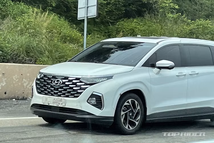 Như thông tin đã đưa, mẫu xe MPV Hyundai Custo sở hữu chiều dài 4.950 mm, chiều rộng 1.850 mm, chiều cao 1.734 mm và chiều dài cơ sở 3.055 mm. Như vậy, so với Kia Sedona, mẫu xe mới này chỉ nhỏ hơn một chút.