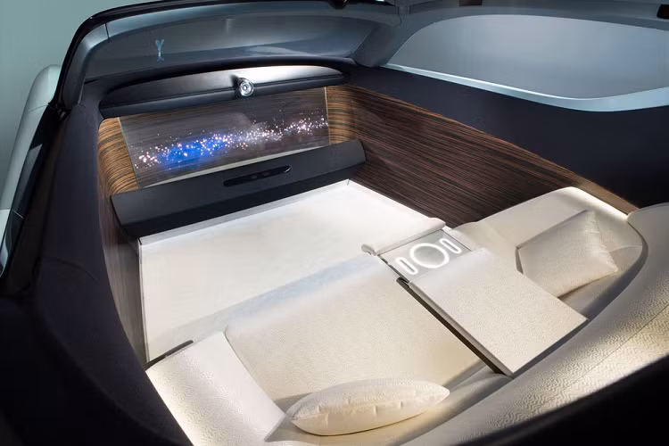 Hình ảnh nội thất bên trong chiếc Rolls-Royce của Justin Bieber cũng không được hé lộ. Trong khi đó, Rolls-Royce 103EX được trang bị ghế bọc lụa và thảm bằng len dệt tay. Ngoài ra, nội thất của mẫu xe concept này còn được ốp bằng gỗ thật. Đặc biệt, trong Rolls-Royce 103EX có cả công nghệ trợ lý ảo hiện đại.