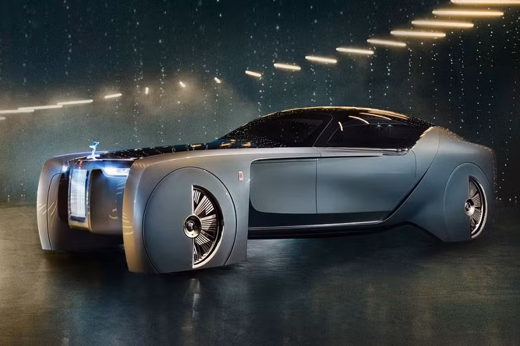 Chiếc Rolls-Royce của Justin Bieber có thiết kế gợi liên tưởng đến... mẫu xe concept 103EX. Hiện chưa rõ chiếc Rolls-Royce của Justin Bieber có chạy bằng điện giống với 103EX hay không. Thể hiện tầm nhìn 100 năm sau của hãng Rolls-Royce, 103EX được quảng cáo là chạy điện với chế độ tự lái hoàn toàn và điều khiển bằng trí thông minh nhân tạo.