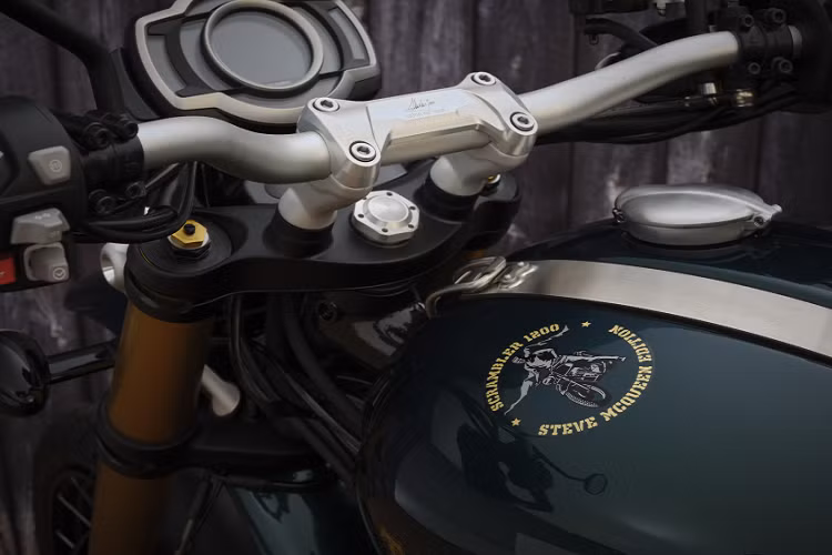 Trên bình xăng được tô vẽ hình ảnh cố diễn viên cùng dòng chữ "Scrambler 1200 Steve McQueen Edition" màu vàng rất nổi bật. Tay lái có khắc chữ ký cùng số thứ tự xe. Cấu hình động cơ ở phiên bản này không thay đổi so với phiên bản thường. Xe có sẵn bộ chắn bảo vệ gầm cùng khung chống đổ.