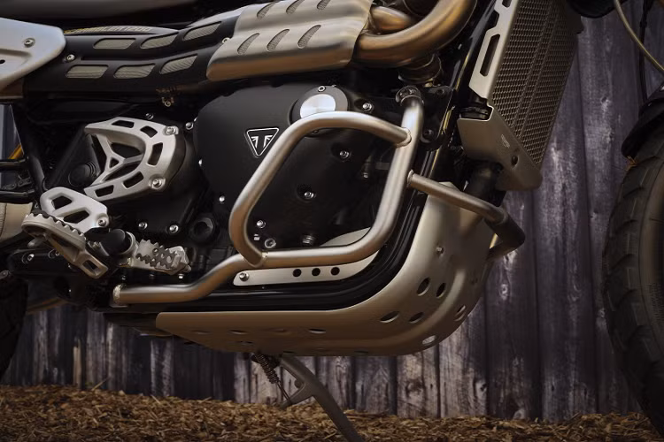 Triumph Scrambler 1200 Steve McQueen Edition được lấy cảm hứng từ chiếc xe đua nguyên bản Triumph TR6, từng nổi tiếng trong bộ phim "The Great Escape" năm 1963. Bộ phim làm về Chiến tranh thế giới thứ hai. Trong phim, nam tài tử McQueen đã dùng Triumph TR6 bay qua hàng rào biên giới để tìm đường chạy trốn sau khi thoát khỏi trại tù. Triumph TR6 được chế tạo đặc biệt bởi tay đua giành Huy chương vàng Quốc tế Sáu ngày (ISDT) Ken Heanes,.