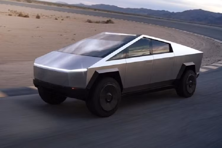Thông số này cao hơn mức được công bố hồi năm 2019, thời điểm Tesla ra mắt Cybertruck. Lúc đó, hãng xe điện Mỹ cho biết phiên bản Cybertruck cao cấp trang bị 3 động cơ điện có khả năng tăng tốc 0-96 km/h trong 2,9 giây và cụm pin sạc đầy cho khả năng chạy khoảng 800 km.