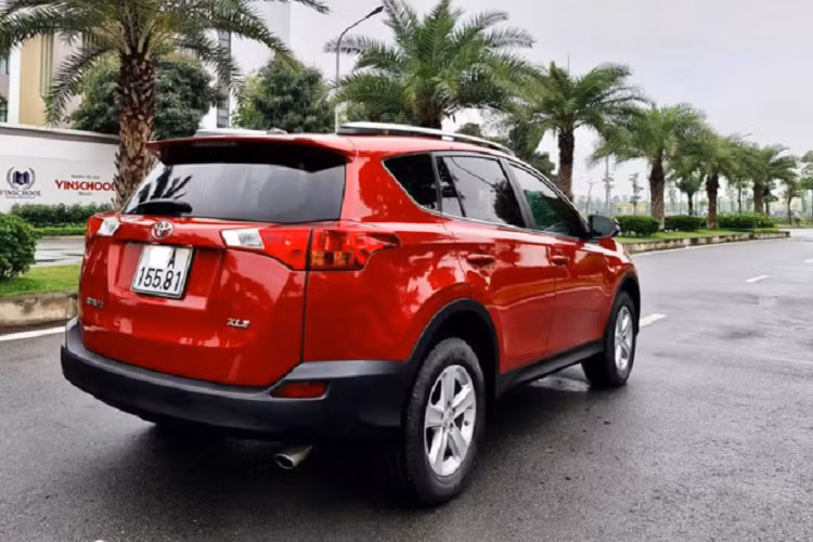 Toyota RAV4 đời 2014 phiên bản này sử dụng động cơ xăng 4cyl thẳng hàng, dung tích 2.5L hút khí tự nhiên (N/A) cho công suất tối đa 176 mã lực tại 6.000 vòng/phút và mô-men xoắn cực đại 233Nm đạt được tại 4.100 vòng/phút. Sức mạnh được truyền xuống bốn bánh (AWD; từ bản XLE trở lên) thông qua hộp số tự động 6 cấp (6AT) có chế độ sang số tuần tự, đi kèm với 3 chế độ lái khác nhau gồm: Sport, ECO và Normal.